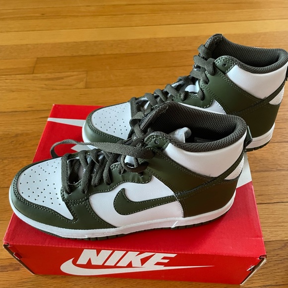 Nib 4.5Y/6W nike dunk olive green cargo white. Never worn - Picture 5 of 8